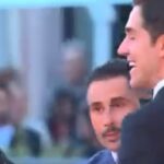 Tommaso Zorzi Instagram - Non volevo che fosse l’abito il protagonista della mia Venezia, ma l’opera commovente che ho avuto l’onore di vedere. Oggi ho metabolizzato appieno “Il signore delle formiche” e vi consiglio vivamente di andare al cinema. Detto questo beccatevi sta carrellata. Palazzo del Cinema di Venezia