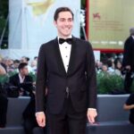 Tommaso Zorzi Instagram - Non volevo che fosse l’abito il protagonista della mia Venezia, ma l’opera commovente che ho avuto l’onore di vedere. Oggi ho metabolizzato appieno “Il signore delle formiche” e vi consiglio vivamente di andare al cinema. Detto questo beccatevi sta carrellata. Palazzo del Cinema di Venezia