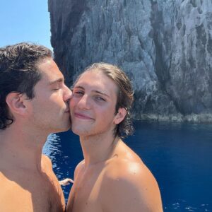 Tommaso Zorzi Instagram - Sto staccando un po’ ma voglio comunque condividere con voi un po’ di questi giorni a zonzo per le Eolie. Buon ferragosto, vi voglio bene ❤️