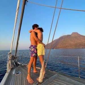 Tommaso Zorzi Instagram - Sto staccando un po’ ma voglio comunque condividere con voi un po’ di questi giorni a zonzo per le Eolie. Buon ferragosto, vi voglio bene ❤️