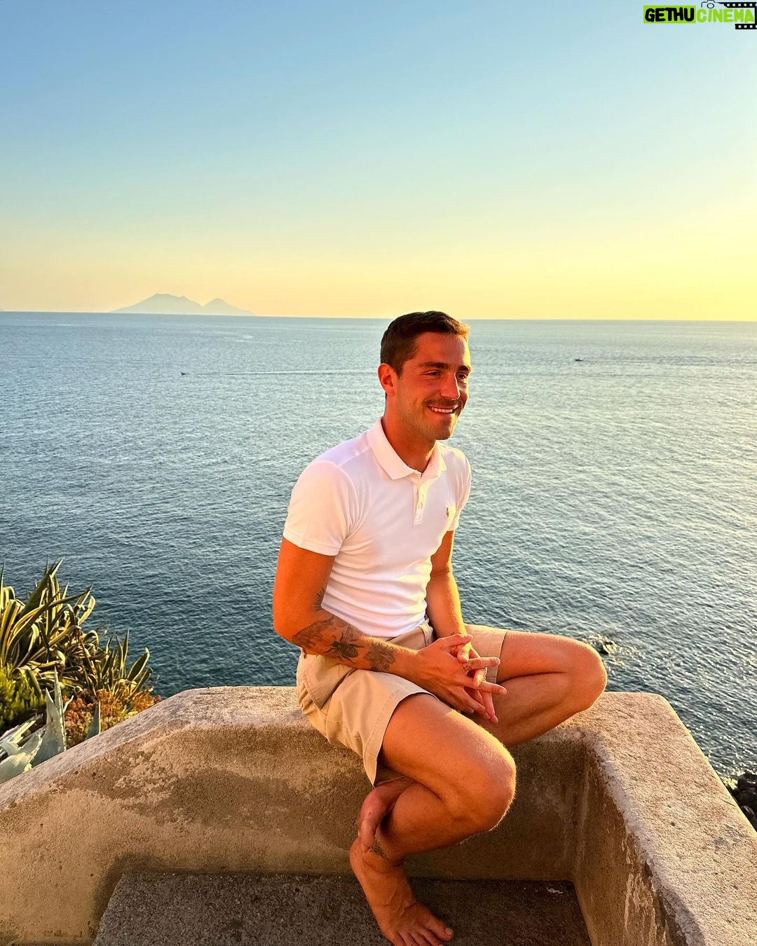 Tommaso Zorzi Instagram - Ho imparato a farci caso, quando sono felice. Ginostra Stromboli