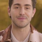 Tommaso Zorzi Instagram - È ufficiale: la nuova serie #RestyledByGUESS con me e la mia stylist @ambra.pierantoni parte oggi sul canale YouTube di @guess! Stravolgeremo il look di 5 concorrenti aiutandoli a scegliere il look perfetto per un’occasione speciale (io non so bene da che pulpito) 😂. #LoveGUESS adv