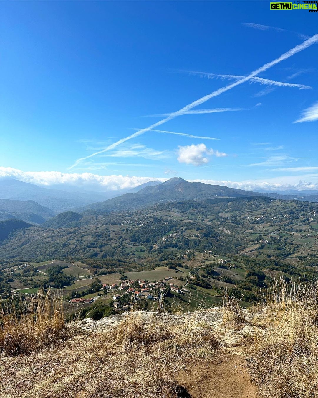 Tommaso Zorzi Instagram - La città aveva mille sguardi, io sognavo montagne verdi. Castelnuovo Ne' Monti, Emilia-Romagna, Italy