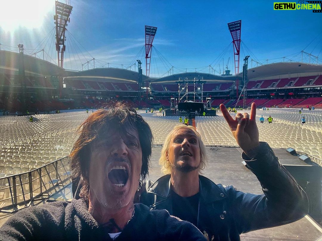 Tommy Lee - 27.7K Likes - Fuckin A 5…. Hope people show up tonight 🤞🏼🤪🤞🏼