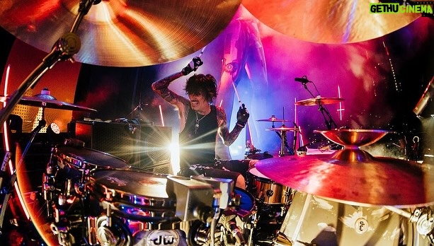 Tommy Lee Instagram - Well, that’s a wrap! Had an epic time in Australia to close out 2023.. So great to see all the Crüeheads around the world. Thanks to everyone from coming out to these shows the past year on the World Tour - Massive thanks to our crew for all their tireless work and The Nasty Habits for rocking the stage every night. 🙌 A huge shout out to Def Leppard for two years of great times! ⚔️ ...and to our fans - MÖTLEY LOVES YOU ☄️ @thevinceneil @tommylee @nikkisixxpixx @john5official 📸 : @thirdeyevisualsau