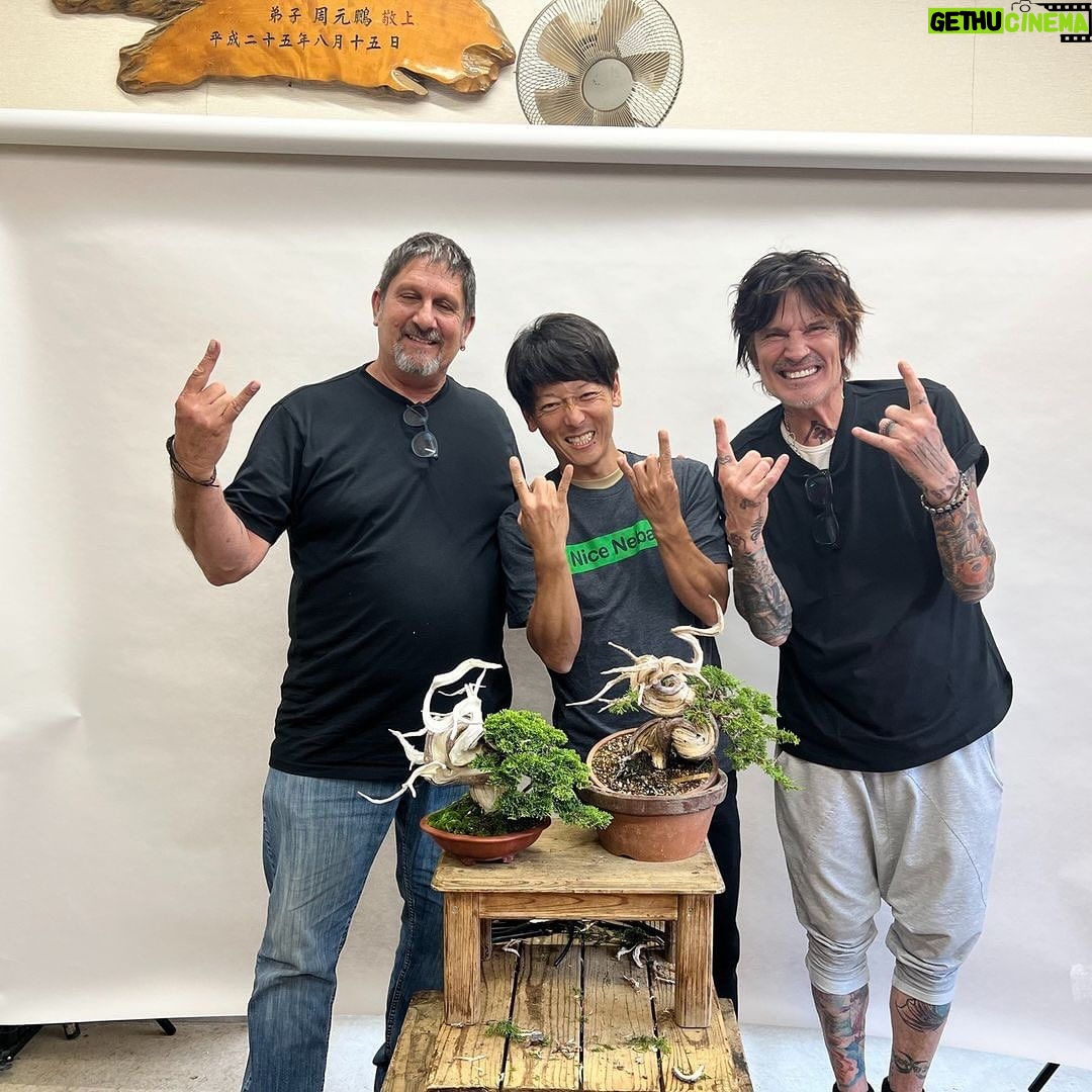 Tommy Lee Instagram - Repost from @robertpressler • Amazing workshop with @Taiga Urushibata . Thanks so much Taiga for your knowledge, passion and time. It was a blast and a great learning experience. #bonsaiinjapan#tripofalifetime #bonsaiislife