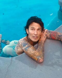 Tommy Lee Instagram - Hope y’all are havin a dope Bunday or Monday or whatever fucking day it is!