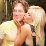 Tori Spelling Instagram - Happy Birthday to this #OLDISH baby bro @randyspelling … - I love you genie, blonde pea, fandill. Always! So proud of you as a human. You have always shone ✨ from within and I’m so happy you are getting your shine on externally now! Well well deserved. Showing that good kind humans always not only prevail but get their just desserts { even if it is gluten free} . If you haven’t listened yet check out my brothers podcast @oldishpod and let him add some positivity to your day. He’s added positivity to my life for 45 years now. #brothersisterlove #happybirtday #libraseason #babybrother