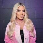 Tori Spelling Instagram - On Wednesdays we wear pink 💕… - Makeup: @the.makeup.mommy I ❤️ You Jules . Hair: @siennawatsonn . Shirt: borrowed from my love @carissamariee_beauty 💕. 📸: @laurarugetti The Beauty Can, the Beauty Bar