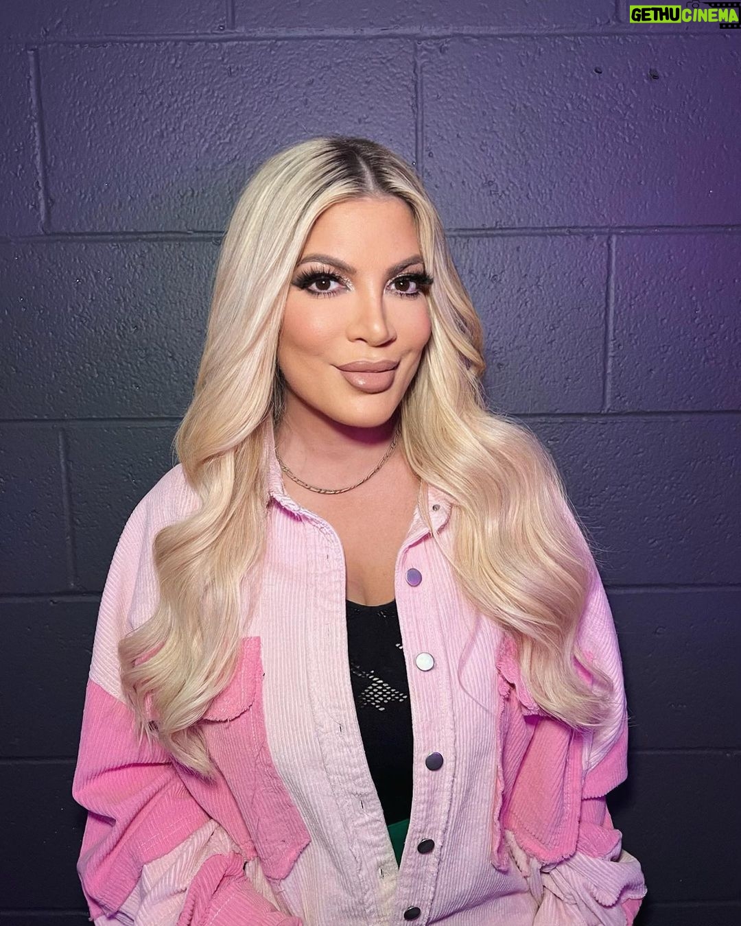 Tori Spelling Instagram - On Wednesdays we wear pink 💕… - Makeup: @the.makeup.mommy I ❤️ You Jules . Hair: @siennawatsonn . Shirt: borrowed from my love @carissamariee_beauty 💕. 📸: @laurarugetti The Beauty Can, the Beauty Bar