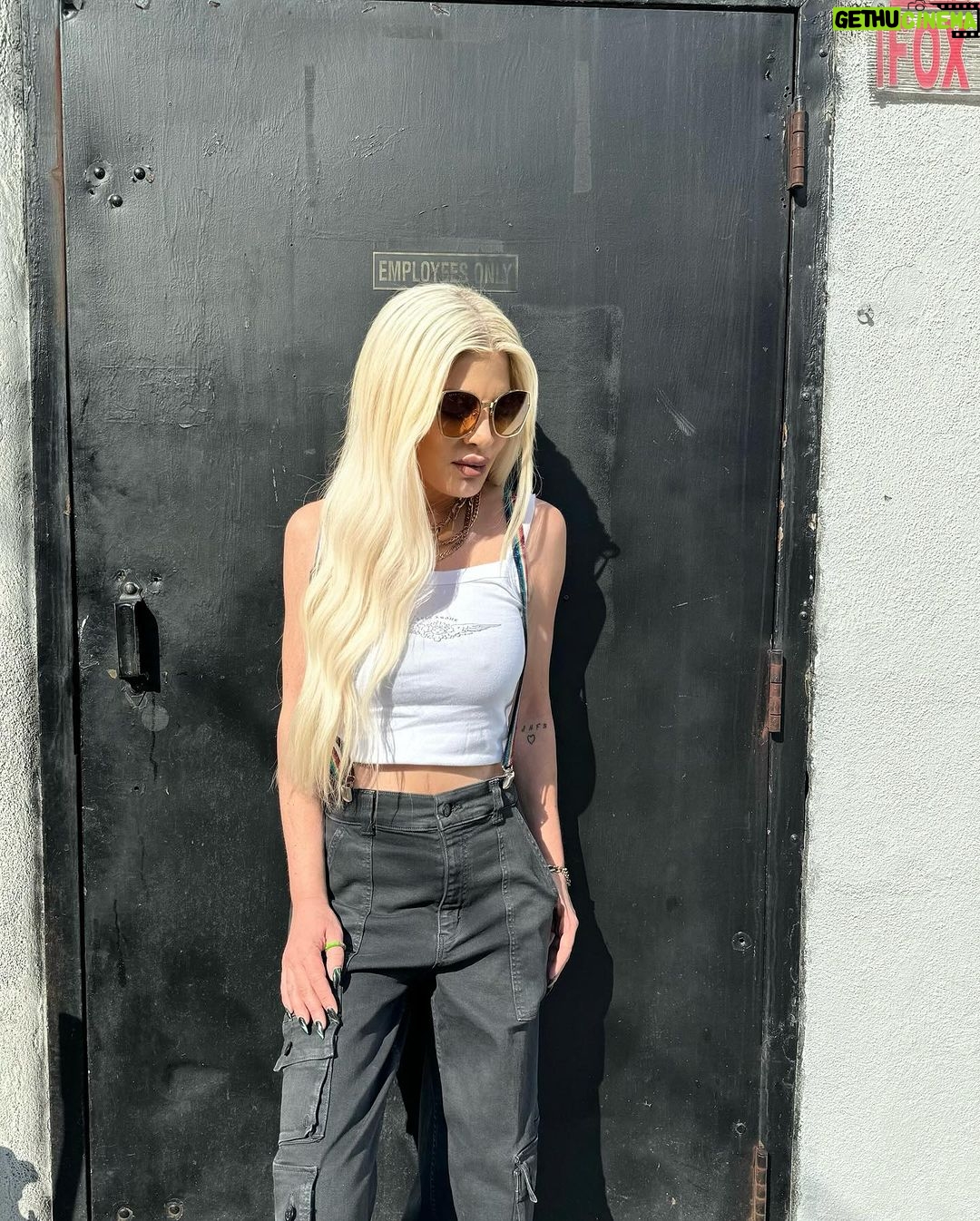 Tori Spelling Instagram - suspended but self-sown… • cargo pants: @rudesdenim . suspenders : 🙋🏼♀️ vintage 90’s . • #braceyourself #vintage #ilovesuspenders #holdemup 🌈