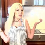 Tori Spelling Instagram - Equal parts tasty & terrifying 🍔… Learning how to make the killer cheeseburger from @TheMenuFilm with @chefbenhase, the film’s consultant. Get Searchlight Pictures’ The Menu on Blu-ray & Digital for your next movie night. LINK IN BIO. See more at @themenufilm @20thCenturyHomeEnt #TheMenuFilm #ad