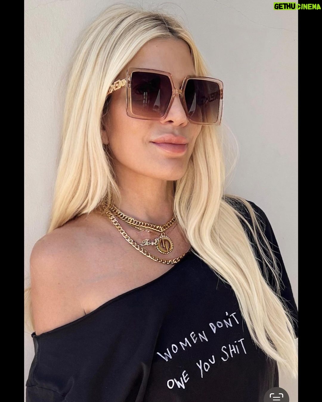 Tori Spelling Instagram - It’s not you it’s me❤️. - Disclosure : no men were hurt {much}in the making of this post . - #dontoverthinkit #itsmyteensshirt #urbanoutfittersmademedoit😂 .#nomakeupfriday