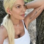 Tori Spelling Instagram - I believe in always looking forward and keeping your eye on the prize… But, this morning I took a pause for self reflection. It’s important to look back once in awhile and remind yourself how far you’ve come and what a badass you truly are. #strength #liveinthemoment 🙋🏼‍♀️
