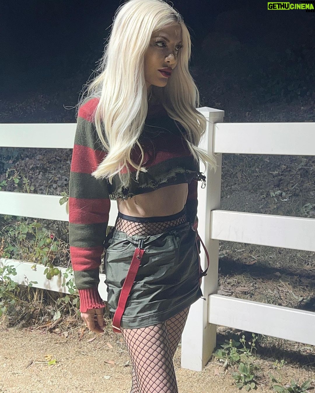 Tori Spelling Instagram - We kinda like horror movies in our family… 🤷🏼♀️🖤