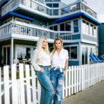 Tori Spelling Instagram - OMG we went back to the beach apartment… - My bff @jenniegarth and I went back to our beloved (well Kelly & Donna’s beloved) beach apartment for the first time in over 20 years! And, we have the podcast to prove it! Click link in my bio to hear this fun roomie bff episode “9021OH, we’re back” of @9021omgpodcast See, you CAN go home again! #90210 #beachapartment #kellyanddonnaforever #bff Hermosa Beach, California