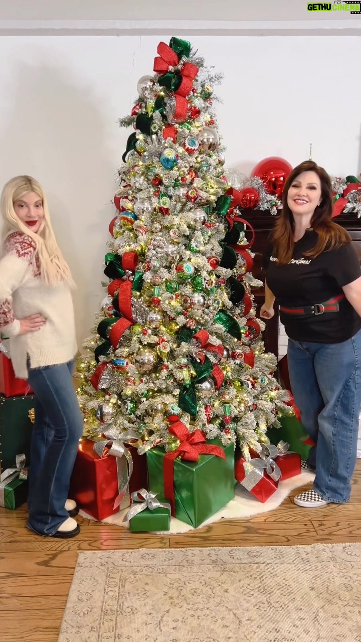 Tori Spelling Instagram - Wishing you a holly jolly Christmas.. xoxo, Tori and Jeanna π Weβve brought back the vintage Shiny Brites from @christopherradkoco for some extra cozy, classic Christmas vibes β€οΈπ π from @farrisilk . . . #christmas #christmasdecor #christmasdecorations #christmasdecorating #shinybrites #vintagechristmas #classicchristmas #holidaydecor #christmastree #xmastree