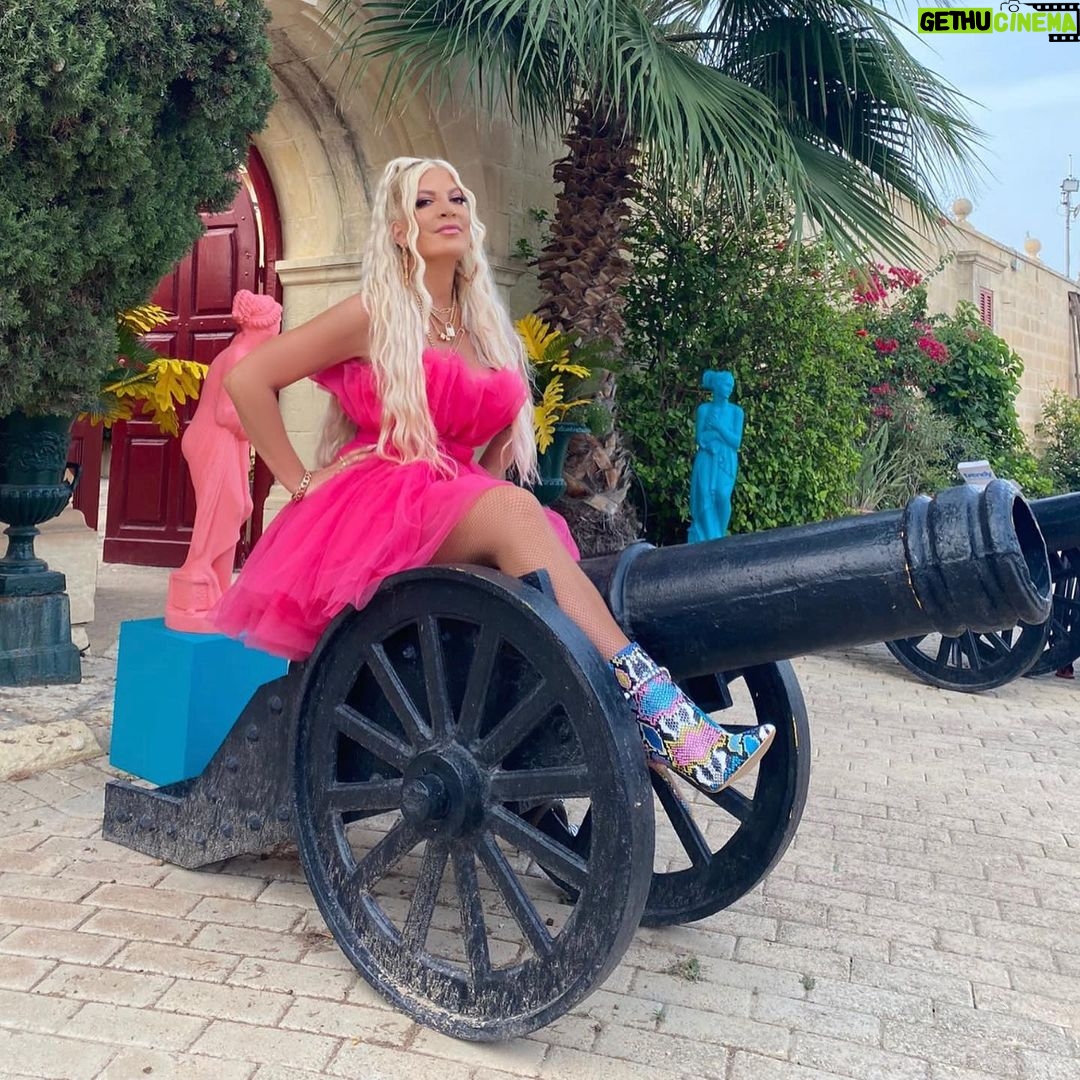 Tori Spelling Instagram - Lie Away 💥… - My new show LOVE AT FIRST LIE premieres tonight at 930pm on @mtv . The LAUNCH countdown is on. The 1st Relationship mystery competition show hosted by 🙋🏼♀️. There’s LOVERS & LIARS! - Do YOU have what it takes to spot the fakes? @loveat1stlie Malta