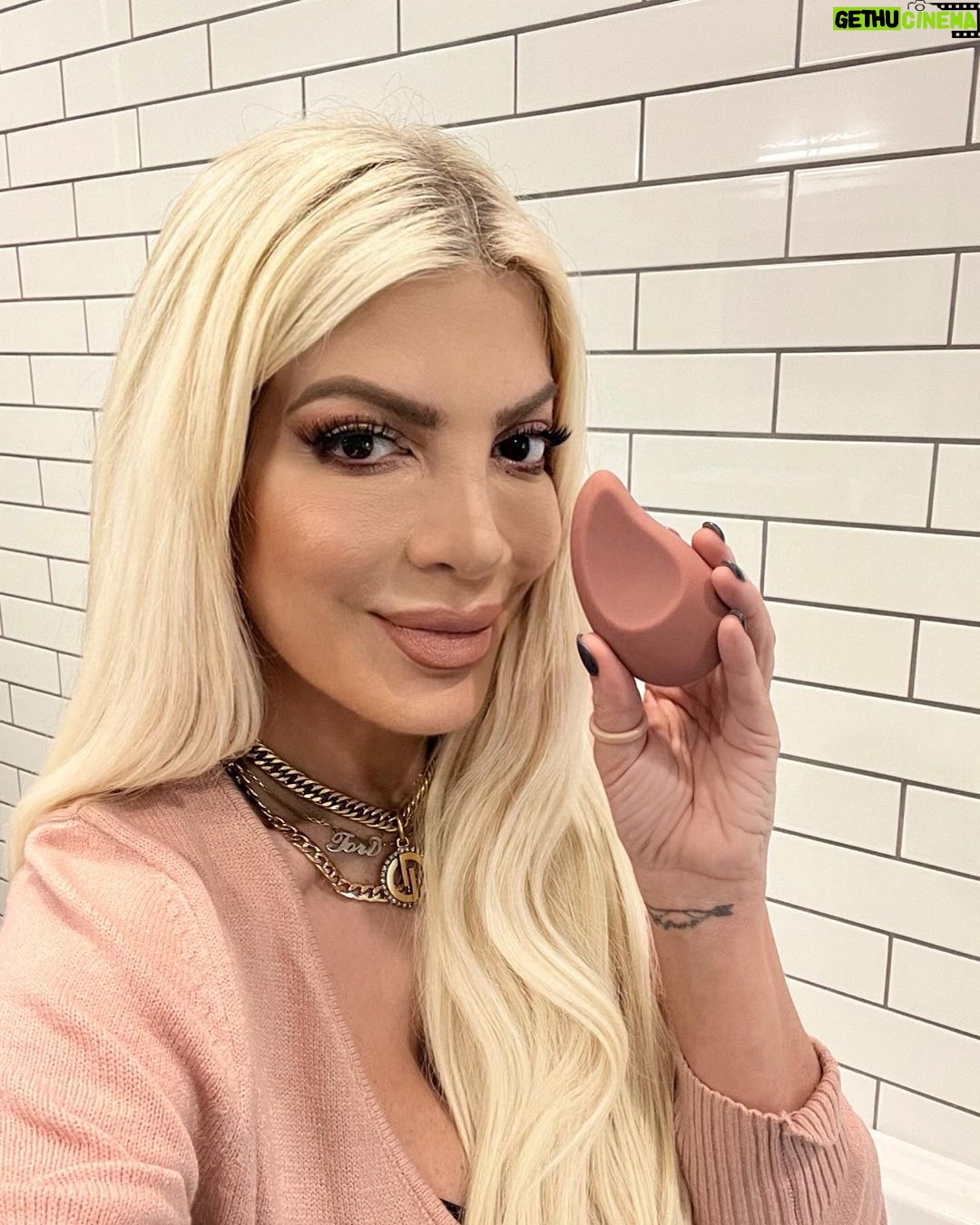 Tori Spelling Instagram - I’m hooking you all up with vibes! EVERYONE who signs up to my giveaway will receive either a free toy or a gift card! All you have to do is: ✨ Click the link in my Instagram bio ✨ Sign up with your email ✨ See your first gift from @bellesaco 100% discreet shipping & billing. Tag someone who deserves a vibe!