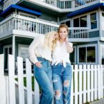 Tori Spelling Instagram - OMG we went back to the beach apartment… - My bff @jenniegarth and I went back to our beloved (well Kelly & Donna’s beloved) beach apartment for the first time in over 20 years! And, we have the podcast to prove it! Click link in my bio to hear this fun roomie bff episode “9021OH, we’re back” of @9021omgpodcast See, you CAN go home again! #90210 #beachapartment #kellyanddonnaforever #bff Hermosa Beach, California