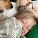 Tori Spelling Instagram - Morning cuddles… nothing better ❤️