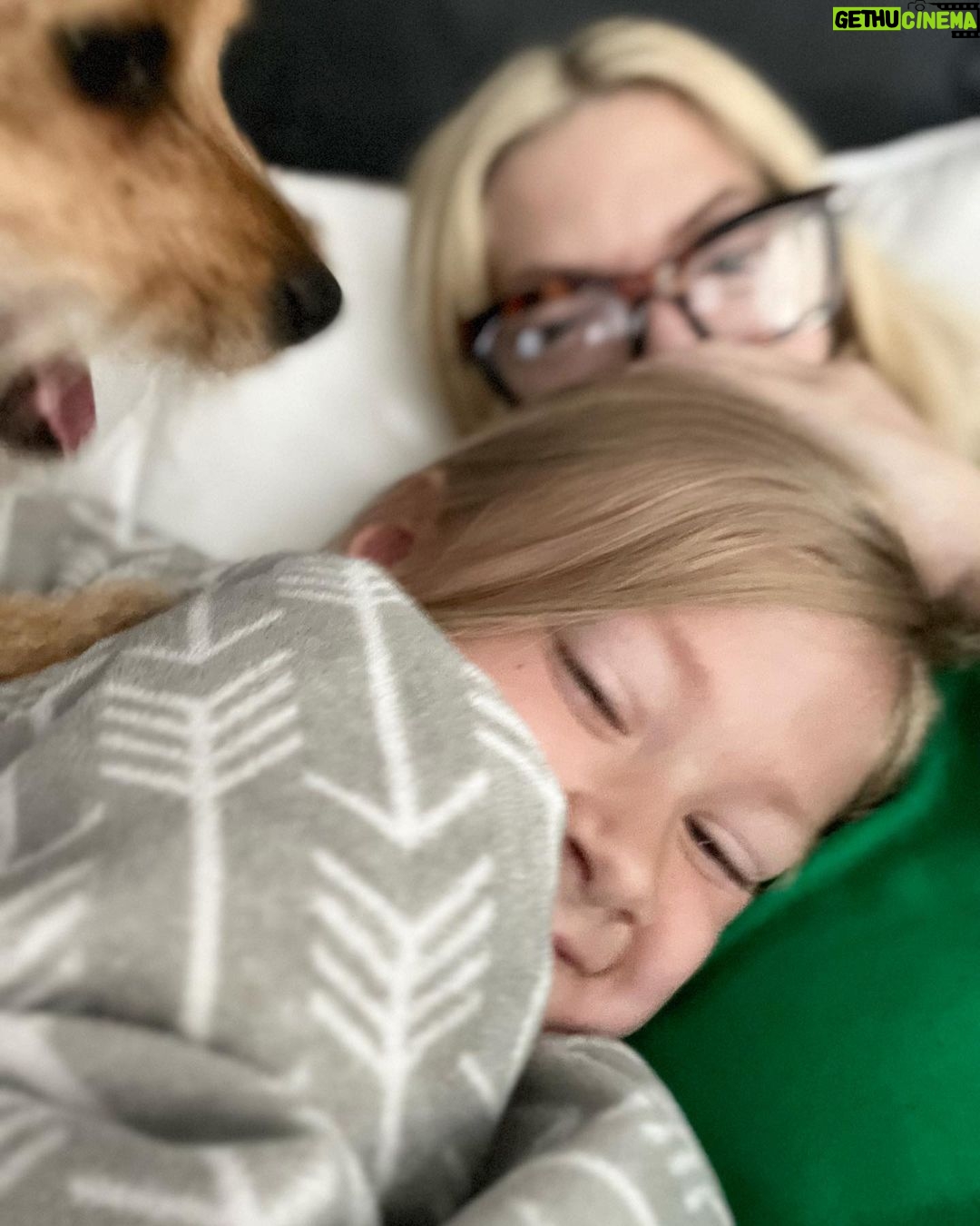 Tori Spelling Instagram - Morning cuddles… nothing better ❤️