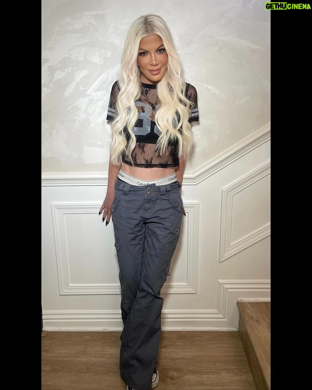 Tori Spelling Instagram - work hard.play hard. repeat. • #quietonset #action #hustle #glam . • makeup goddess and 📸: @makeupbyashsimmons . hair goddess : @misskimbeautyy .