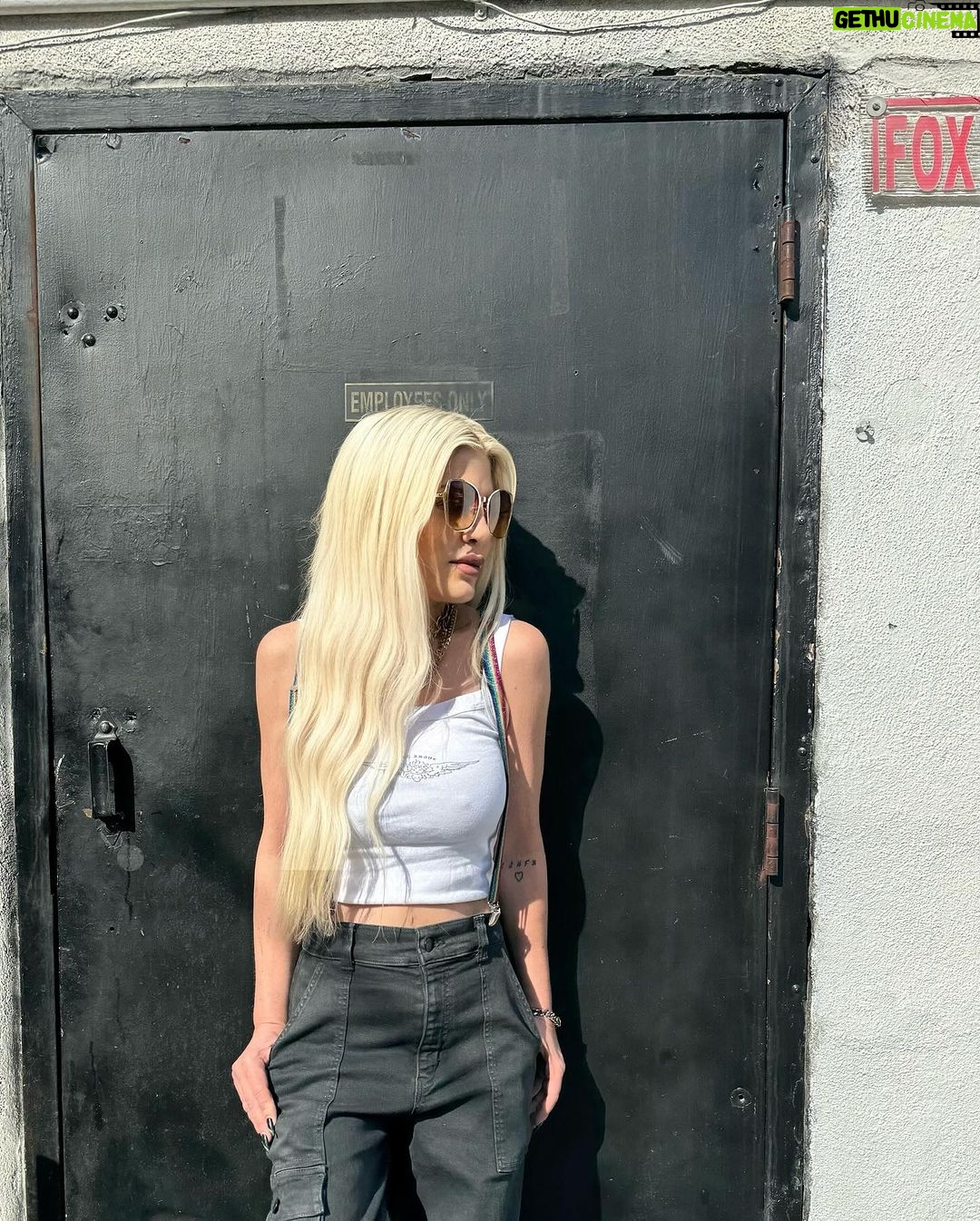Tori Spelling Instagram - suspended but self-sown… • cargo pants: @rudesdenim . suspenders : 🙋🏼♀️ vintage 90’s . • #braceyourself #vintage #ilovesuspenders #holdemup 🌈