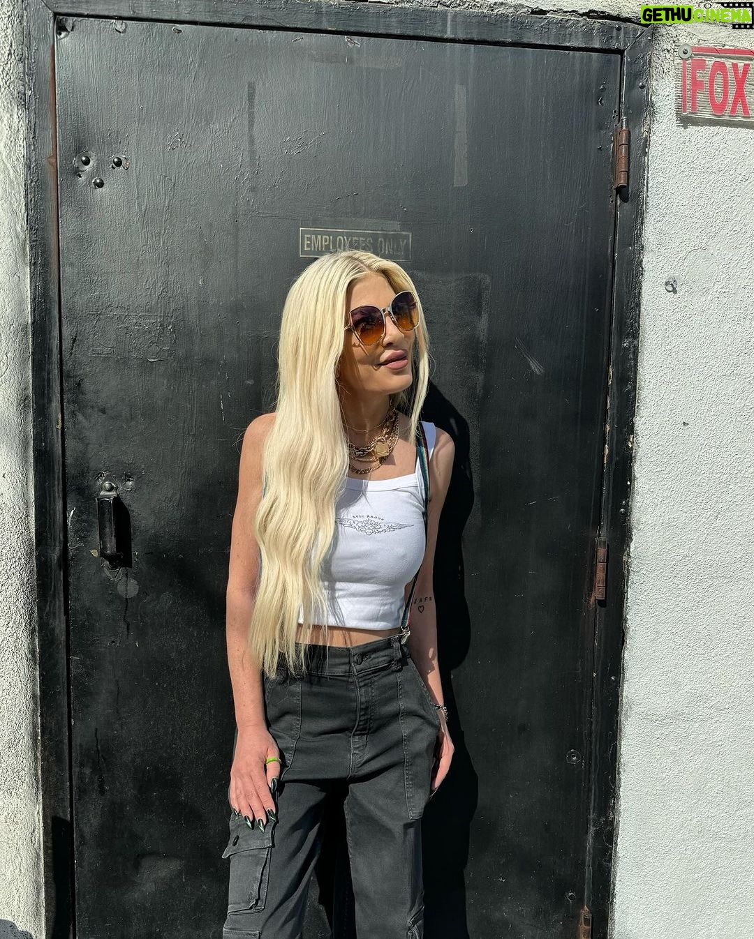 Tori Spelling Instagram - suspended but self-sown… • cargo pants: @rudesdenim . suspenders : 🙋🏼♀️ vintage 90’s . • #braceyourself #vintage #ilovesuspenders #holdemup 🌈