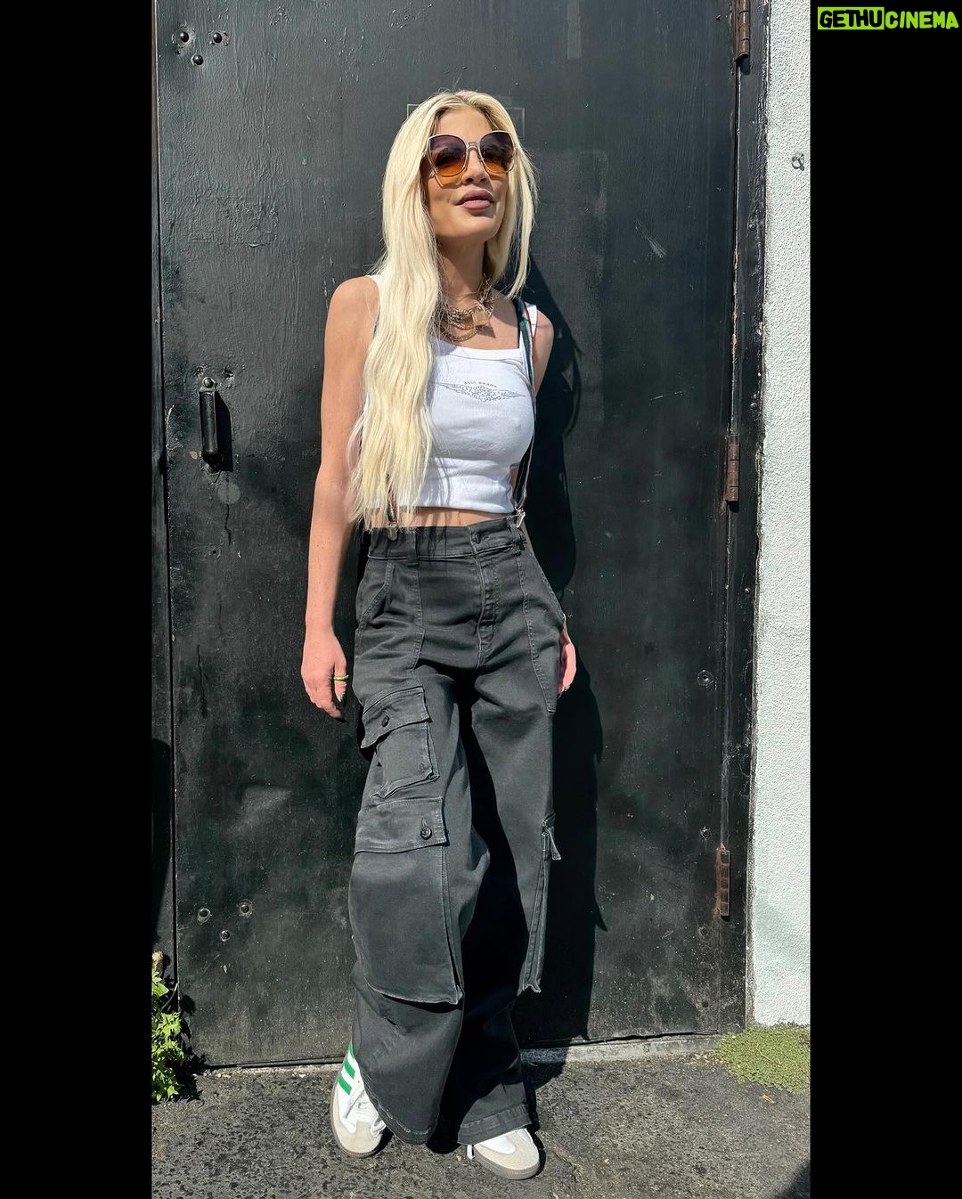 Tori Spelling Instagram - suspended but self-sown… • cargo pants: @rudesdenim . suspenders : 🙋🏼♀️ vintage 90’s . • #braceyourself #vintage #ilovesuspenders #holdemup 🌈
