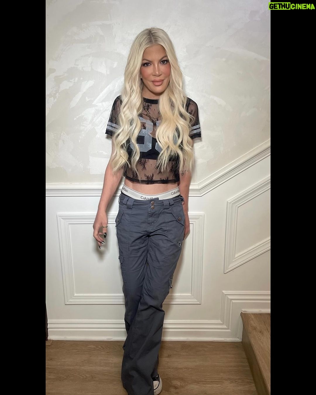 Tori Spelling Instagram - work hard.play hard. repeat. • #quietonset #action #hustle #glam . • makeup goddess and 📸: @makeupbyashsimmons . hair goddess : @misskimbeautyy .