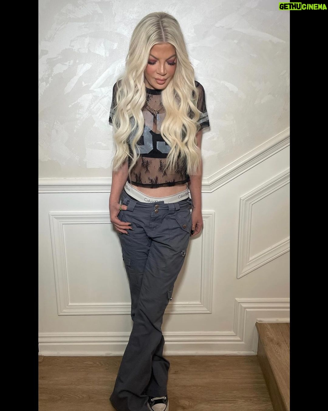 Tori Spelling Instagram - work hard.play hard. repeat. • #quietonset #action #hustle #glam . • makeup goddess and 📸: @makeupbyashsimmons . hair goddess : @misskimbeautyy .