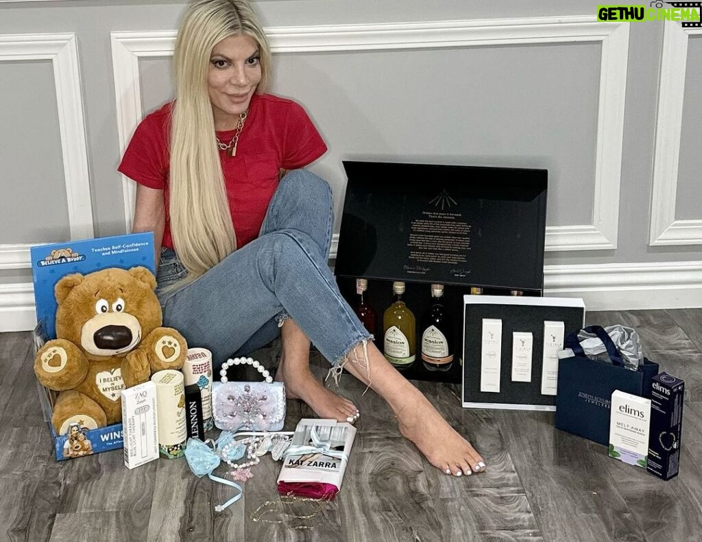 Tori Spelling Instagram - It’s Valentine’s Day and I’ve always been a giver… - 🚨HUGE GIVEAWAY in collaboration with @divestum🚨 FOR $3000+!! 50+ Winners!! ✅1 follower Gets $300 without a draw, for the person who makes the most comments/tags and follows the steps (winners of previous cash prizes are not eligible for this step) ✅1 Winner Gets $250 after a draw through simpliers software which guarantees the legitimacy and no transparency of results ✅50 Winners get products portrayed in the picture worth a total of more than 2000$ (each winner gets 1 product) after a draw ✅Multiple winners will get giftcards from the tagged brands. Tags @foodsalive @mandwally @butzeybabies @lightwaterskin @supermush @gardenofflavor @lennonhairco @omnifoods.global @oraticx @epickatech @stellajets @customjewelrybyjosephschubach @roshambobaby @arwinbiochem @missioncocktails @lovesnapofficial @autumngroveclothing @bricksandminifigs_sj @pureandeasytea @elims.oralcare @luli.bebe @violagraceshop @thelabbyblancdoux_global @luxuryoutletnj @gempwr @oneperfectniche @petiteprincessbox @kat_zarra @marktwendelltea @schmidtbros @funormous @alotofloveshop @ilovemme.mink @pulsepowersnacks @niphean2023 All you have to do is 1. Follow the 54 accounts that @divestum is following (it takes less than 30 seconds) 2. Comment here and tag a friend That’s it!! BONUS 5 entries if you repost this on your profile. THE PERSON WHO MAKES THE MOST COMMENTS BY FOLLOWING THE STEPS, GETS $300 WITHOUT A DRAW. The Products/Services and Gift-Cards are Provided by the brands and tagged accounts in the photo and the ones listed below: EVERYONE can PARTICIPATE INTERNATIONALLY! Fake/inactive profiles are not eligible to enter. The winners will be announced at the end of the giveaway on the 22nd of February! The draw is made through Simplier’s software which guarantees the legitimacy of the results! Good Luck 🍀 #giveaway #internationalgiveaway #giveawayalert #sorteo #concours #concorso #sweepstakes #loopgiveaway #usgiveaway #giveawayusa