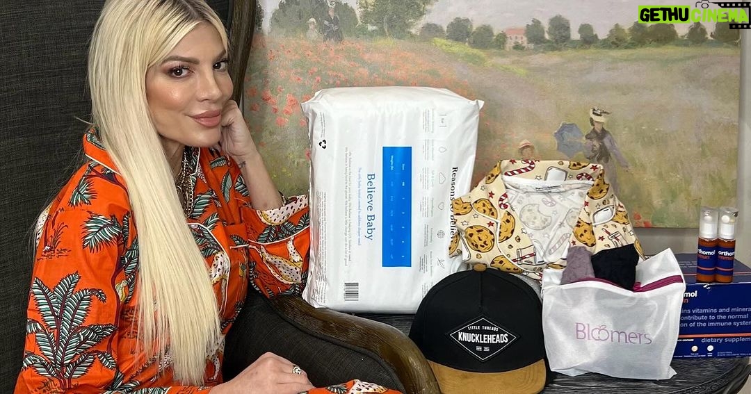 Tori Spelling Instagram - 🚨HUGE GIVEAWAY in collaboration with @divestum 🚨 FOR $3000+!! 50+ Winners!! ✅1 follower Gets $300 without a draw, for the person who makes the most comments/tags and follows the steps (winners of previous cash prizes are not eligible for this step) ✅1 Winner Gets $250 after a draw through simpliers software which guarantees the legitimacy and transparency of results ✅50 Winners get products portrayed in the picture {cat excluded 😂❤️} worth a total of more than $2000 (each winner gets 1 product) after a draw ✅Multiple winners will get giftcards from the tagged brands. @rejuvaminerals @youth.lab.radiance @mothertruckeryoga @fluxsupplements @taramarbeauty @silkimed @bitoys_sweet_treats @frecklefarmorganics @orthomol_usa @eraglowskincare @collagenforher @bio360probiotics @eyetitude_ @highendbeauty @gratituderitual @pulsepowersnacks @obyjewelry @bloomersintimates @polished.punk @zentsofficial @arwinbiochem_us @soleamieofficial @turkishtowelcompany @muslincomfort @vego_chocolate @limitlesswalls @nopong.deodorant @boujeebrushbox @goodcups.store @mypamperedfeet @montauk_icedtea @lamarine.skincare @purebambinos @tailorfordskincare @benebearworld @selfnectar @knuckleheadsclothing @believe_babyco @drnakra @holiefhelps @avyaskincare @medihealus @regrowhairclinics All you have to do is 1. Follow the 63 accounts that @divestum is following (it takes less than 30 seconds) 2. Comment here and tag a friend That's it!! BONUS 5 entries if you repost this on your profile. THE PERSON WHO MAKES THE MOST COMMENTS BY FOLLOWING THE STEPS, GETS $300 WITHOUT A DRAW. The Products/Services and Gift-Cards are Provided by the brands and tagged accounts in the photo and the ones listed below: EVERYONE can PARTICIPATE INTERNATIONALLY! Fake/inactive profiles are not eligible to enter. The winners will be announced at the end of the giveaway on the 23rd of December! The draw is made through Simplier's software which guarantees the legitimacy of the results! Good Luck 🍀 #giveaway #internationalgiveaway #giveawayalert #sorteo #concours #concorso #sweepstakes #loopgiveaway #usgiveaway #giveawayusa