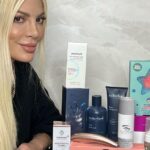 Tori Spelling Instagram - 🚨HUGE GIVEAWAY in collaboration with @divestum 🚨 FOR $3000+!! 50+ Winners!! ✅1 follower Gets $300 without a draw, for the person who makes the most comments/tags and follows the steps (winners of previous cash prizes are not eligible for this step) ✅1 Winner Gets $250 after a draw through simpliers software which guarantees the legitimacy and transparency of results ✅50 Winners get products portrayed in the picture {cat excluded 😂❤️} worth a total of more than $2000 (each winner gets 1 product) after a draw ✅Multiple winners will get giftcards from the tagged brands. @rejuvaminerals @youth.lab.radiance @mothertruckeryoga @fluxsupplements @taramarbeauty @silkimed @bitoys_sweet_treats @frecklefarmorganics @orthomol_usa @eraglowskincare @collagenforher @bio360probiotics @eyetitude_ @highendbeauty @gratituderitual @pulsepowersnacks @obyjewelry @bloomersintimates @polished.punk @zentsofficial @arwinbiochem_us @soleamieofficial @turkishtowelcompany @muslincomfort @vego_chocolate @limitlesswalls @nopong.deodorant @boujeebrushbox @goodcups.store @mypamperedfeet @montauk_icedtea @lamarine.skincare @purebambinos @tailorfordskincare @benebearworld @selfnectar @knuckleheadsclothing @believe_babyco @drnakra @holiefhelps @avyaskincare @medihealus @regrowhairclinics All you have to do is 1. Follow the 63 accounts that @divestum is following (it takes less than 30 seconds) 2. Comment here and tag a friend That's it!! BONUS 5 entries if you repost this on your profile. THE PERSON WHO MAKES THE MOST COMMENTS BY FOLLOWING THE STEPS, GETS $300 WITHOUT A DRAW. The Products/Services and Gift-Cards are Provided by the brands and tagged accounts in the photo and the ones listed below: EVERYONE can PARTICIPATE INTERNATIONALLY! Fake/inactive profiles are not eligible to enter. The winners will be announced at the end of the giveaway on the 23rd of December! The draw is made through Simplier's software which guarantees the legitimacy of the results! Good Luck 🍀 #giveaway #internationalgiveaway #giveawayalert #sorteo #concours #concorso #sweepstakes #loopgiveaway #usgiveaway #giveawayusa