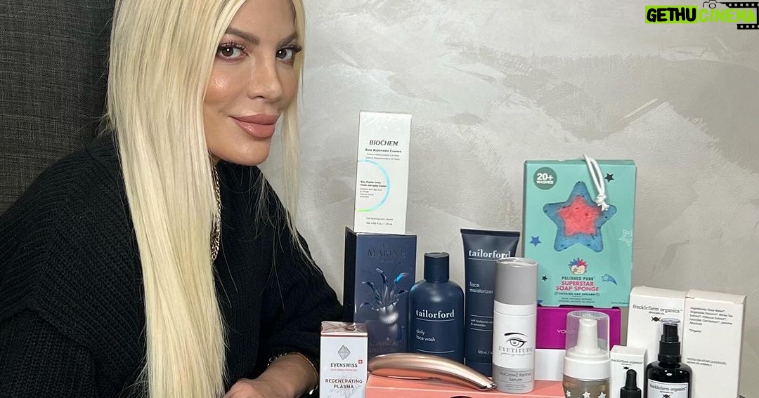 Tori Spelling Instagram - 🚨HUGE GIVEAWAY in collaboration with @divestum 🚨 FOR $3000+!! 50+ Winners!! ✅1 follower Gets $300 without a draw, for the person who makes the most comments/tags and follows the steps (winners of previous cash prizes are not eligible for this step) ✅1 Winner Gets $250 after a draw through simpliers software which guarantees the legitimacy and transparency of results ✅50 Winners get products portrayed in the picture {cat excluded 😂❤️} worth a total of more than $2000 (each winner gets 1 product) after a draw ✅Multiple winners will get giftcards from the tagged brands. @rejuvaminerals @youth.lab.radiance @mothertruckeryoga @fluxsupplements @taramarbeauty @silkimed @bitoys_sweet_treats @frecklefarmorganics @orthomol_usa @eraglowskincare @collagenforher @bio360probiotics @eyetitude_ @highendbeauty @gratituderitual @pulsepowersnacks @obyjewelry @bloomersintimates @polished.punk @zentsofficial @arwinbiochem_us @soleamieofficial @turkishtowelcompany @muslincomfort @vego_chocolate @limitlesswalls @nopong.deodorant @boujeebrushbox @goodcups.store @mypamperedfeet @montauk_icedtea @lamarine.skincare @purebambinos @tailorfordskincare @benebearworld @selfnectar @knuckleheadsclothing @believe_babyco @drnakra @holiefhelps @avyaskincare @medihealus @regrowhairclinics All you have to do is 1. Follow the 63 accounts that @divestum is following (it takes less than 30 seconds) 2. Comment here and tag a friend That's it!! BONUS 5 entries if you repost this on your profile. THE PERSON WHO MAKES THE MOST COMMENTS BY FOLLOWING THE STEPS, GETS $300 WITHOUT A DRAW. The Products/Services and Gift-Cards are Provided by the brands and tagged accounts in the photo and the ones listed below: EVERYONE can PARTICIPATE INTERNATIONALLY! Fake/inactive profiles are not eligible to enter. The winners will be announced at the end of the giveaway on the 23rd of December! The draw is made through Simplier's software which guarantees the legitimacy of the results! Good Luck 🍀 #giveaway #internationalgiveaway #giveawayalert #sorteo #concours #concorso #sweepstakes #loopgiveaway #usgiveaway #giveawayusa