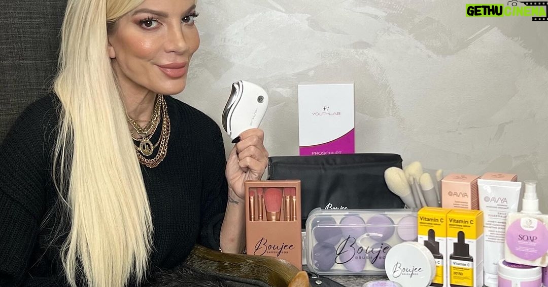 Tori Spelling Instagram - 🚨HUGE GIVEAWAY in collaboration with @divestum 🚨 FOR $3000+!! 50+ Winners!! ✅1 follower Gets $300 without a draw, for the person who makes the most comments/tags and follows the steps (winners of previous cash prizes are not eligible for this step) ✅1 Winner Gets $250 after a draw through simpliers software which guarantees the legitimacy and transparency of results ✅50 Winners get products portrayed in the picture {cat excluded 😂❤️} worth a total of more than $2000 (each winner gets 1 product) after a draw ✅Multiple winners will get giftcards from the tagged brands. @rejuvaminerals @youth.lab.radiance @mothertruckeryoga @fluxsupplements @taramarbeauty @silkimed @bitoys_sweet_treats @frecklefarmorganics @orthomol_usa @eraglowskincare @collagenforher @bio360probiotics @eyetitude_ @highendbeauty @gratituderitual @pulsepowersnacks @obyjewelry @bloomersintimates @polished.punk @zentsofficial @arwinbiochem_us @soleamieofficial @turkishtowelcompany @muslincomfort @vego_chocolate @limitlesswalls @nopong.deodorant @boujeebrushbox @goodcups.store @mypamperedfeet @montauk_icedtea @lamarine.skincare @purebambinos @tailorfordskincare @benebearworld @selfnectar @knuckleheadsclothing @believe_babyco @drnakra @holiefhelps @avyaskincare @medihealus @regrowhairclinics All you have to do is 1. Follow the 63 accounts that @divestum is following (it takes less than 30 seconds) 2. Comment here and tag a friend That's it!! BONUS 5 entries if you repost this on your profile. THE PERSON WHO MAKES THE MOST COMMENTS BY FOLLOWING THE STEPS, GETS $300 WITHOUT A DRAW. The Products/Services and Gift-Cards are Provided by the brands and tagged accounts in the photo and the ones listed below: EVERYONE can PARTICIPATE INTERNATIONALLY! Fake/inactive profiles are not eligible to enter. The winners will be announced at the end of the giveaway on the 23rd of December! The draw is made through Simplier's software which guarantees the legitimacy of the results! Good Luck 🍀 #giveaway #internationalgiveaway #giveawayalert #sorteo #concours #concorso #sweepstakes #loopgiveaway #usgiveaway #giveawayusa