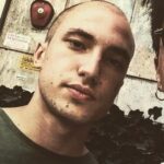 Ultimo Instagram - Tanti auguri Pianeti, grazie per avermi cambiato la vita. Grazie perché mi ricordo tutto di quel periodo e ogni giorno cerco di ricordarmi qualcosa per non scordarmi quanto è stato magico quel 2016/2017. Grazie perché io volevo solo fare un album che facesse capire a tutti quanto ero incazzato e quanto sognavo in grande. Ogni sera uscivo con i miei amici del parchetto e frequentavamo sempre gli stessi posti, mi ricordo che quando uscì l’album, noi uscivamo sempre, però la gente cominciava a fermarmi e a dirmi grazie per le canzoni. Capisci?! Caro Pianeti tu mi hai dato la possibilità di far capire a tutti che facevo sul serio. È stato tutto veloce, ma non ho saltato niente. Anzi, ho aspettato, sognato e concepito per cosi tanto tempo quel momento, che quando è arrivato ho dovuto soltanto dire…. “bene, cominciamo……”