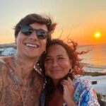 Ultimo Instagram - Vedi non capisci che fuori ci sta la guerra Non temere Greta io so che ti senti persa So che senti freddo seppur con la tua coperta Le nuvole che scendono ed entran dalla finestra Greta sappi amare un sogno conservalo per te stessa Con il silenzio suda una vita meglio di questa Poi non credere a nessuno ti parlo per esperienza Greta fai un salto e voliamo dalla finestra E allora vola insieme a me ❤️
