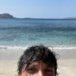 Ultimo Instagram - Vedi non capisci che fuori ci sta la guerra Non temere Greta io so che ti senti persa So che senti freddo seppur con la tua coperta Le nuvole che scendono ed entran dalla finestra Greta sappi amare un sogno conservalo per te stessa Con il silenzio suda una vita meglio di questa Poi non credere a nessuno ti parlo per esperienza Greta fai un salto e voliamo dalla finestra E allora vola insieme a me ❤️