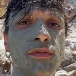 Ultimo Instagram - Vedi non capisci che fuori ci sta la guerra Non temere Greta io so che ti senti persa So che senti freddo seppur con la tua coperta Le nuvole che scendono ed entran dalla finestra Greta sappi amare un sogno conservalo per te stessa Con il silenzio suda una vita meglio di questa Poi non credere a nessuno ti parlo per esperienza Greta fai un salto e voliamo dalla finestra E allora vola insieme a me ❤️