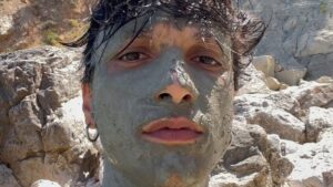 Ultimo Instagram - Vedi non capisci che fuori ci sta la guerra Non temere Greta io so che ti senti persa So che senti freddo seppur con la tua coperta Le nuvole che scendono ed entran dalla finestra Greta sappi amare un sogno conservalo per te stessa Con il silenzio suda una vita meglio di questa Poi non credere a nessuno ti parlo per esperienza Greta fai un salto e voliamo dalla finestra E allora vola insieme a me ❤️