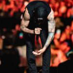 Ultimo Instagram - Un mese fa la doppietta a San Siro che chiudeva il nostro tour. Averci suonato 4 volte in 2 anni è motivo di grande orgoglio. Ho grande rispetto per questo stadio. È impossibile non rimanere affascinati dalla sua imponenza. Quando alzo gli occhi da quel palco e vedo quel muro di gente è davvero impressionante. L’anno prossimo non riusciremo ad esserci per motivi di calendario. Mi mancherà!… ma tornerò ❤️