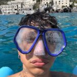 Ultimo Instagram - Sicilia bedda. Grazie perché ogni anno mi ospiti con amore e gentilezza, proprio come scrivevo giorni fa. L’anno prossimo suonerò allo stadio San Filippo di Messina e ti restituirò con tutto me stesso quest’energia che mi è rimasta addosso… sulla pelle e nel cuore. 🌅❤️ Isole Eolie