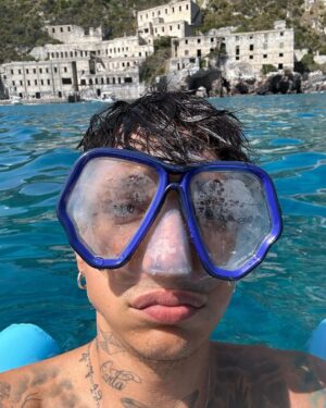 Ultimo Instagram - Sicilia bedda. 
Grazie perché ogni anno mi ospiti con amore e gentilezza, proprio come scrivevo giorni fa. 
L’anno prossimo suonerò allo stadio San Filippo di Messina e ti restituirò con tutto me stesso quest’energia che mi è rimasta addosso… sulla pelle e nel cuore.
🌅❤️