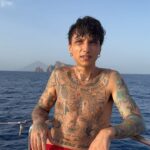 Ultimo Instagram - Sicilia bedda. Grazie perché ogni anno mi ospiti con amore e gentilezza, proprio come scrivevo giorni fa. L’anno prossimo suonerò allo stadio San Filippo di Messina e ti restituirò con tutto me stesso quest’energia che mi è rimasta addosso… sulla pelle e nel cuore. 🌅❤️ Isole Eolie