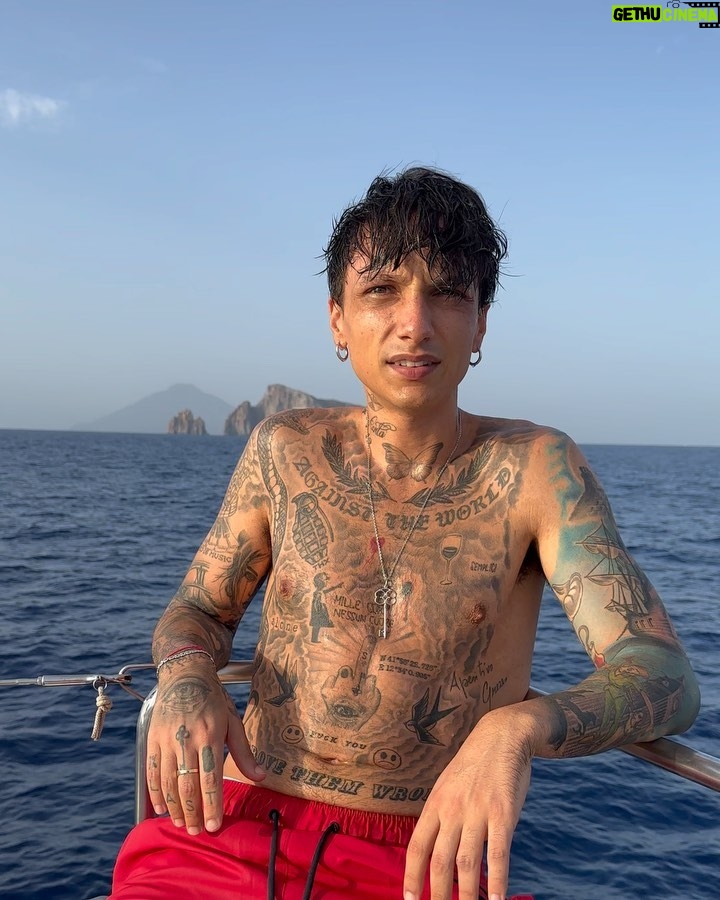 Ultimo - 321.3K Likes - Sicilia bedda.
Grazie perché ogni anno mi ospiti con amore e gentilezza, proprio come scrivevo giorni fa.
L’anno prossimo suonerò allo stadio San Filippo di Messina e ti restituirò con tutto me stesso quest’energia che mi è rimasta addosso… sulla pelle e nel cuore.
🌅❤️