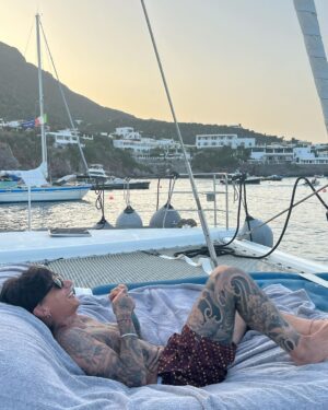 Ultimo Instagram - Sicilia bedda. 
Grazie perché ogni anno mi ospiti con amore e gentilezza, proprio come scrivevo giorni fa. 
L’anno prossimo suonerò allo stadio San Filippo di Messina e ti restituirò con tutto me stesso quest’energia che mi è rimasta addosso… sulla pelle e nel cuore.
🌅❤️