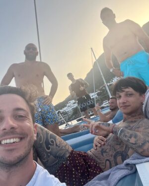 Ultimo Instagram - Sicilia bedda. 
Grazie perché ogni anno mi ospiti con amore e gentilezza, proprio come scrivevo giorni fa. 
L’anno prossimo suonerò allo stadio San Filippo di Messina e ti restituirò con tutto me stesso quest’energia che mi è rimasta addosso… sulla pelle e nel cuore.
🌅❤️