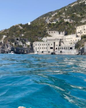 Ultimo Instagram - Sicilia bedda. 
Grazie perché ogni anno mi ospiti con amore e gentilezza, proprio come scrivevo giorni fa. 
L’anno prossimo suonerò allo stadio San Filippo di Messina e ti restituirò con tutto me stesso quest’energia che mi è rimasta addosso… sulla pelle e nel cuore.
🌅❤️